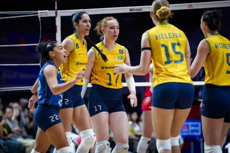 O Brasil conquistou mais uma vitória na Liga das Nações Feminina de Vôlei nesta sexta-feira (10). Em Osaka, no Japão, a Seleção Brasileira derrotou a Polônia por 3 sets a 1 e assumiu a liderança da VNL. As parciais foram de 25/20, 23/25, 25/23 e 25/21. Com o resultado, o Brasil voltou ao topo da tabela, beneficiado também pela derrota dos Estados Unidos para a própria Polônia na abertura da terceira semana da competição. O destaque da partida foi a ponteira XXXX, que marcou 21 pontos, sendo 19 de ataque e dois de bloqueio. A equipe comandada por José Roberto Guimarães sofreu apenas uma derrota na atual edição da VNL, diante da Alemanha, na segunda semana da competição, disputada na Turquia. O Brasil volta à quadra no sábado (11), às 3h30 (de Brasília), para enfrentar a Tailândia. Depois, encerra a fase classificatória no domingo (12), à meia-noite (de Brasília), contra os Estados Unidos, em confronto que pode ser decisivo para a definição da liderança.