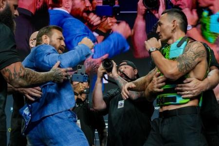 Conor McGregor enfrentará Max Holloway neste sábado (11), no UFC 329