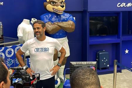 Arthur Jorge em lançamento de coleção de camisas com o Cruzeiro