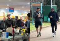 Harry Styles é flagrado fazendo compras em supermercado de São Paulo