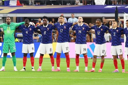 Jogadores da França antes de jogo contra a Espanha