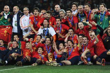 Seleção Espanhola com a taça da Copa do Mundo de 2010