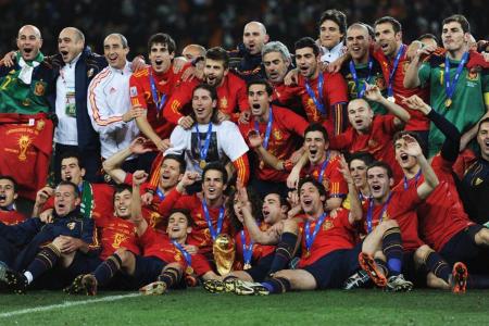 Seleção Espanhola com a taça da Copa do Mundo de 2010