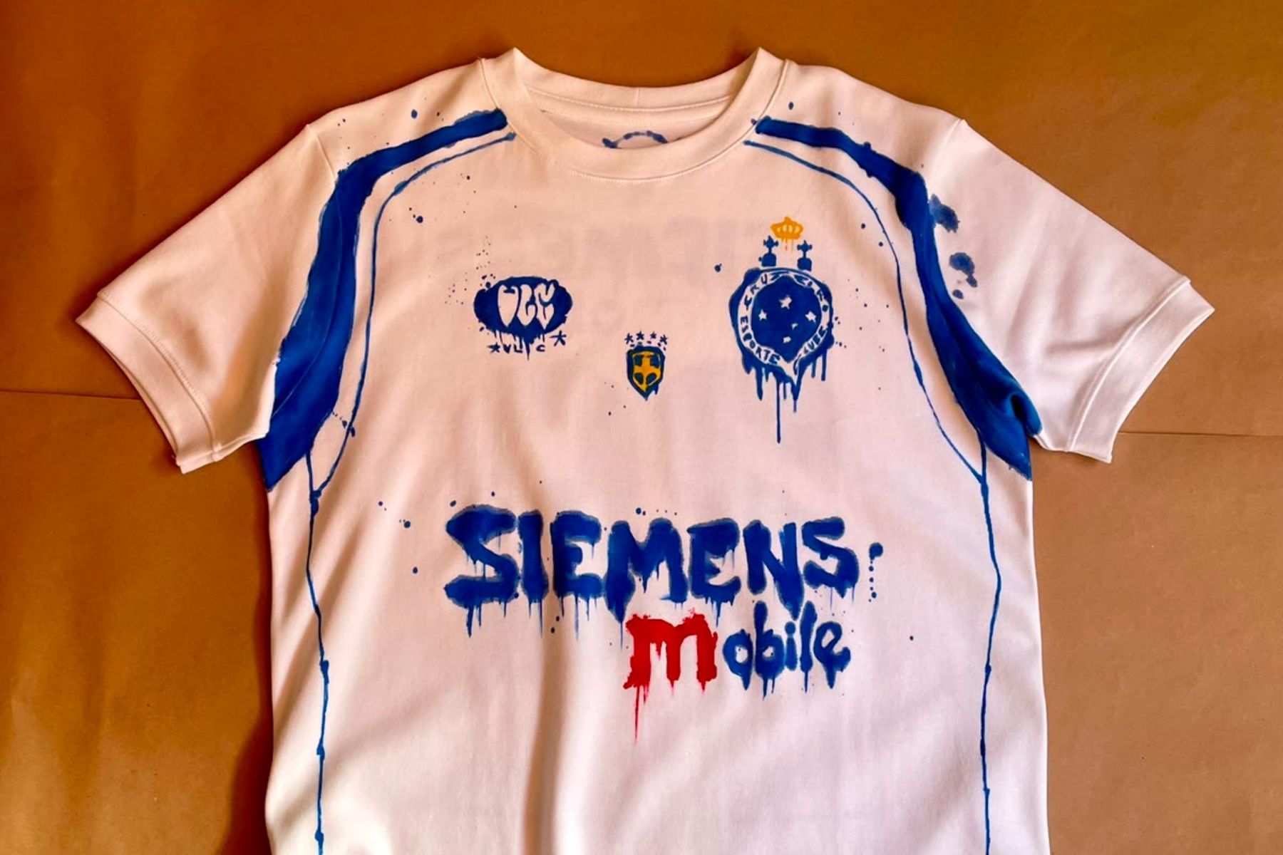 Camisa retrô do Cruzeiro vira obra de arte, e artista expande negócio após sucesso