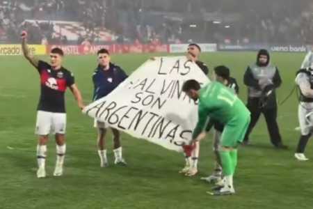 Jogadores do Tigre exibem faixa "Malvinas são Argentinas" após vitória na Sula