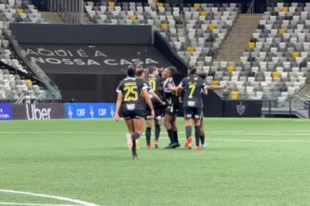 Jogadoras do Atlético comemoram gol sobre o Atlético-PI pela Copa do Brasil