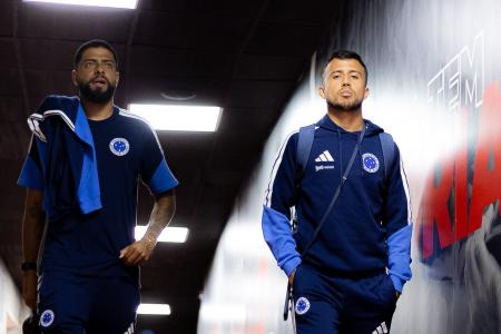 Matheus Henrique, à direita, na chegada do Cruzeiro ao Beira-Rio