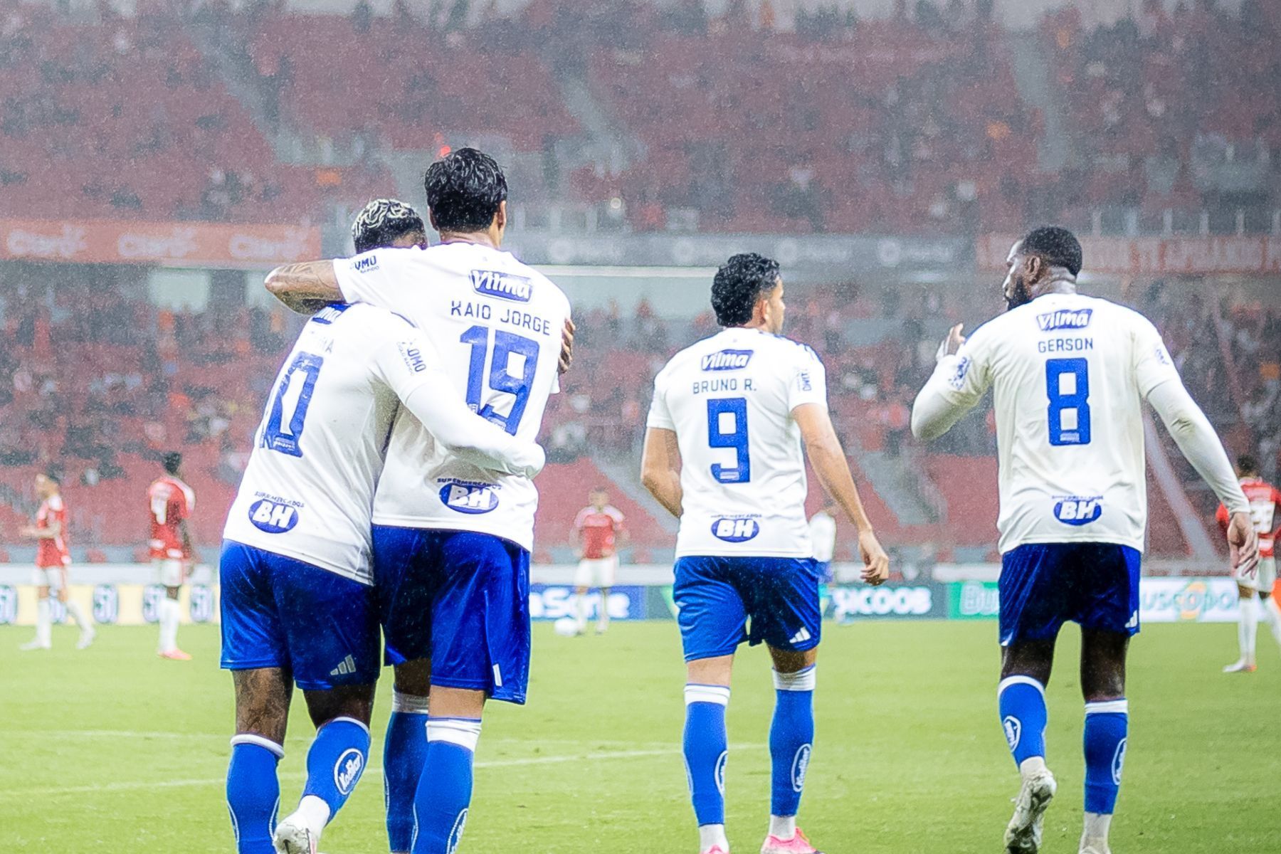 Comentarista se revolta com ausência de destaque do Cruzeiro na Copa: 'Inadmissível'