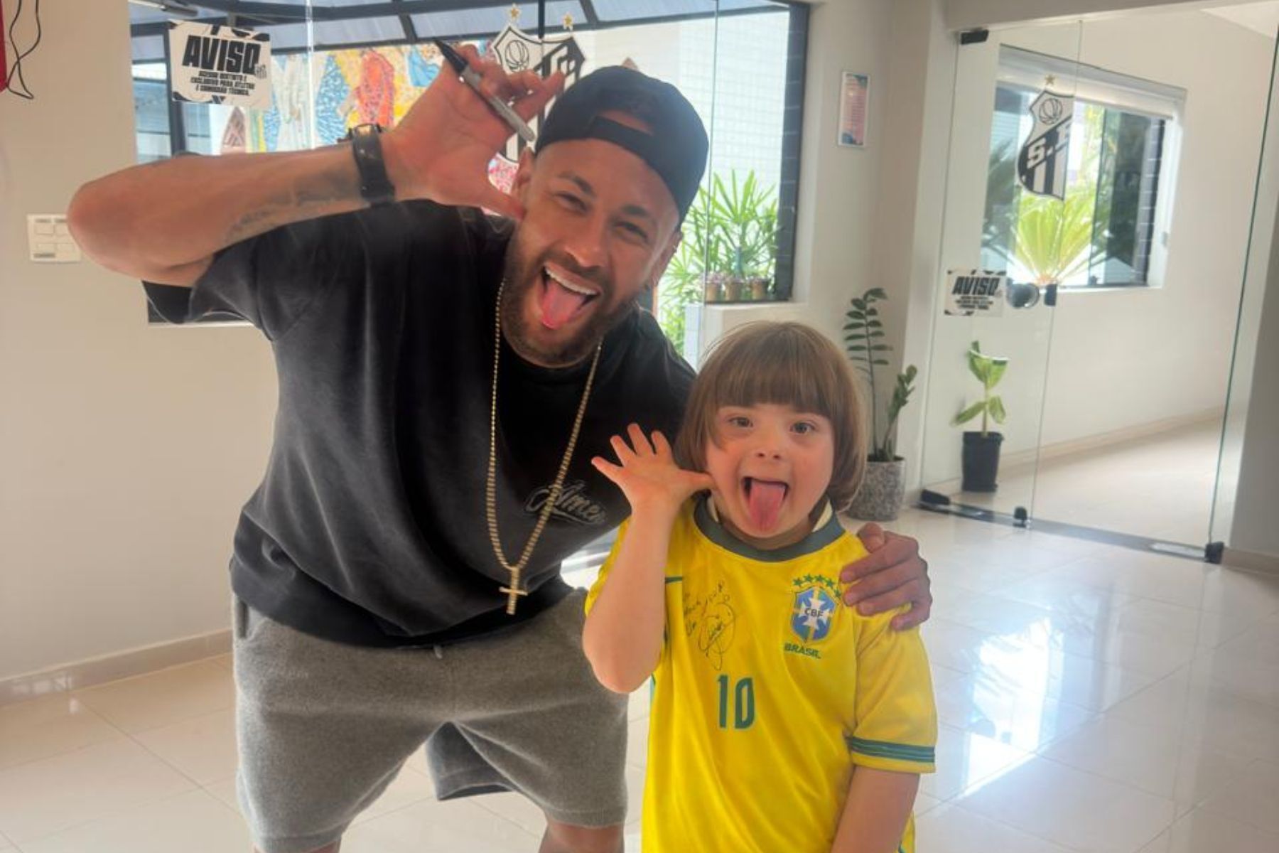 Neymar realiza sonho de influenciador mirim mineiro faz convite para jogo do Santos