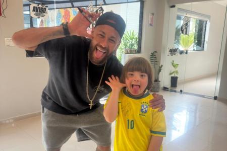 Neymar e Noah Blogueirinho no CT Rei Pelé, em Santos