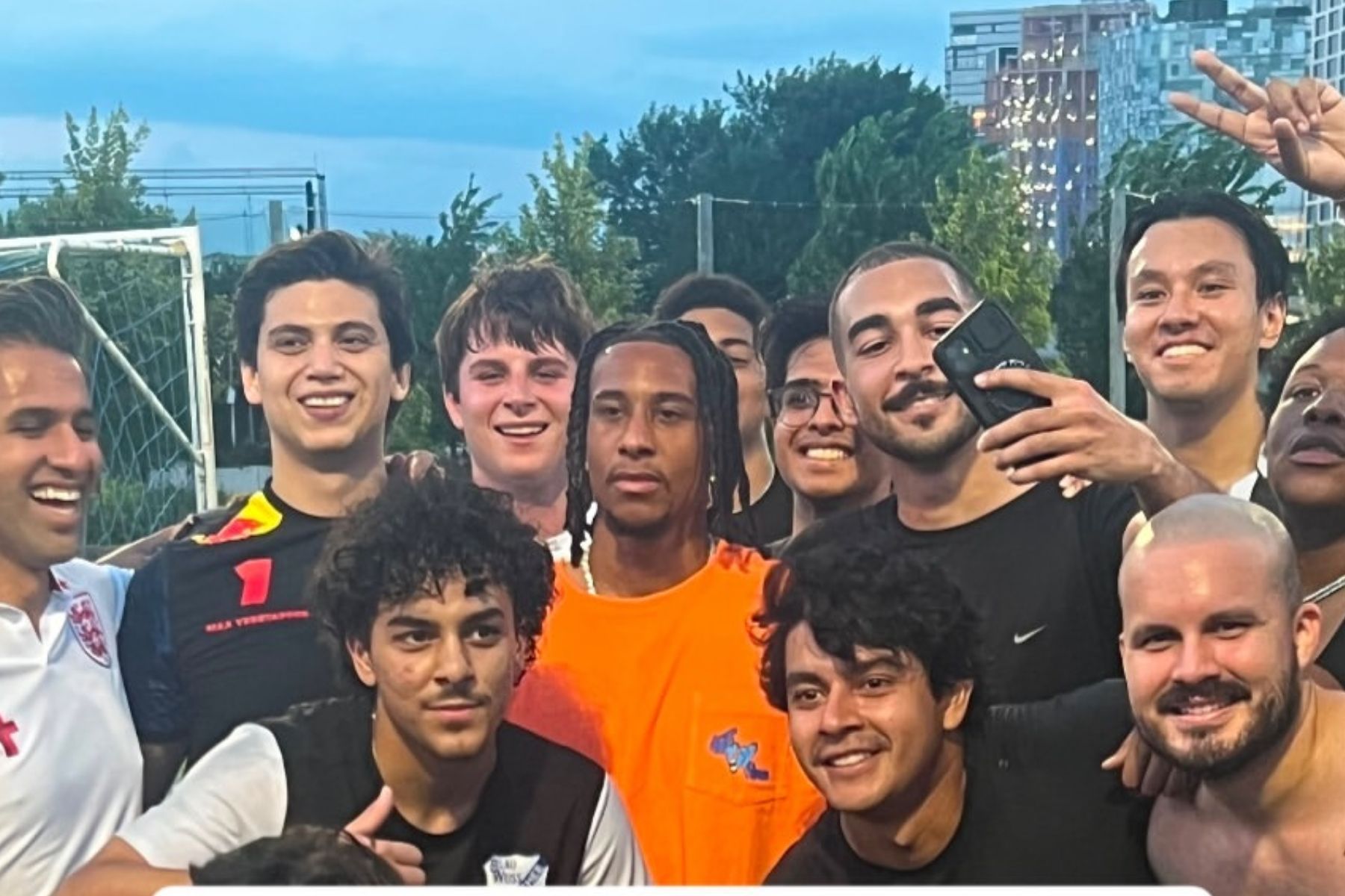 Rolê aleatório: astro da França na Copa, Olise é flagrado em 'pelada' nos EUA