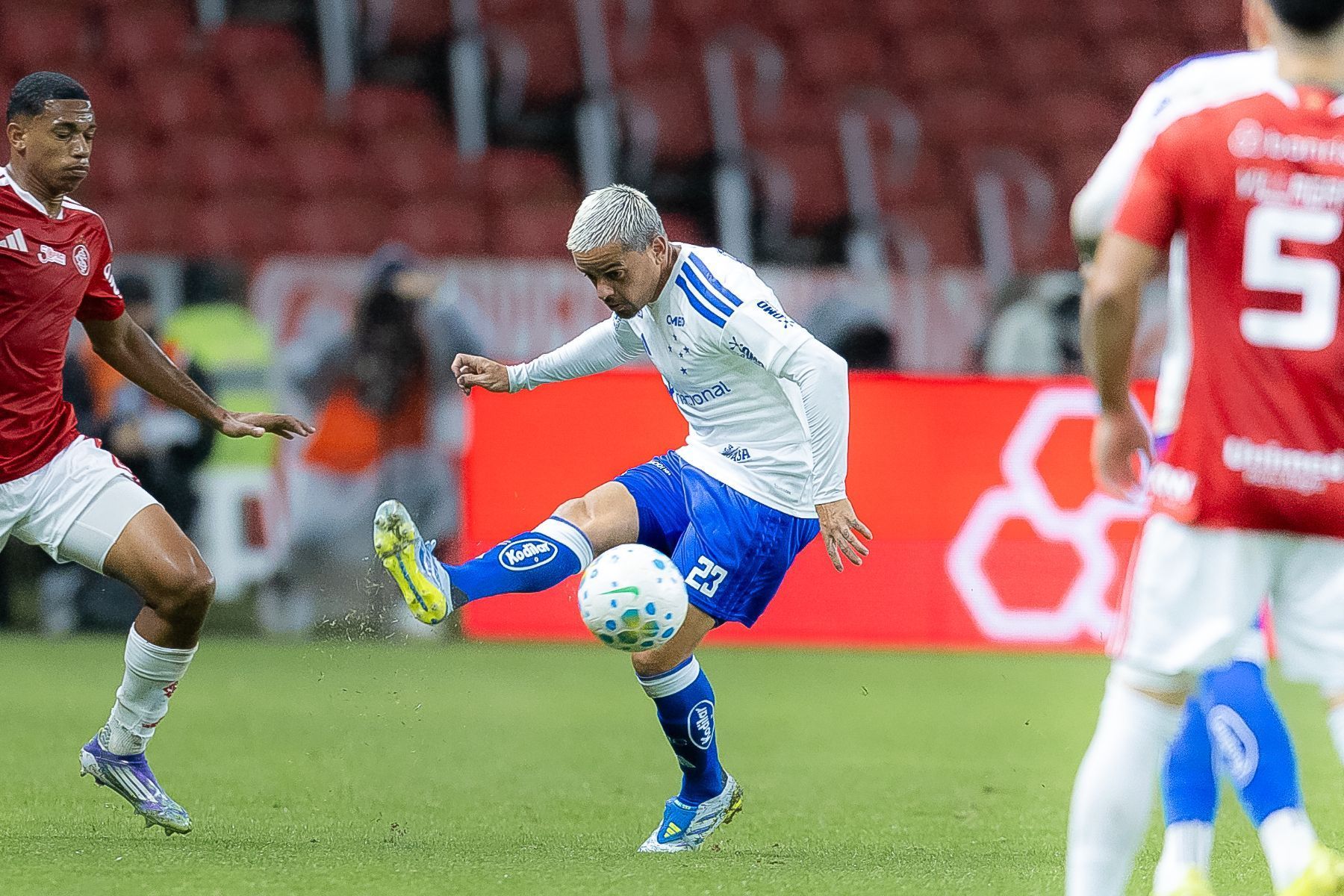 Garçom contra o Inter, Fagner lidera ranking de assistências do Cruzeiro no ano; veja