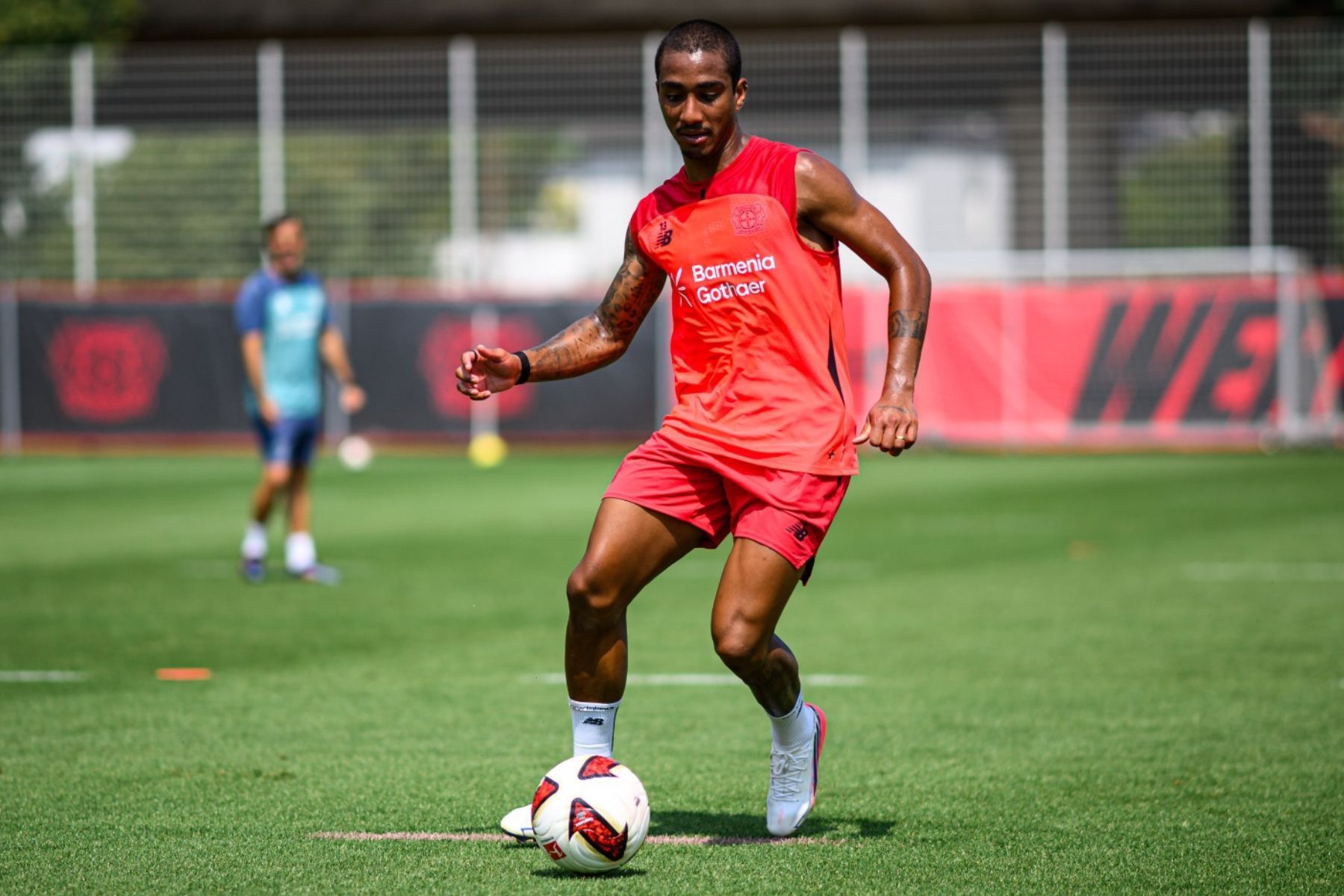 Ex-América, lateral brilha em amistoso pelo Bayer Leverkusen e manda recado: 'Evoluir'