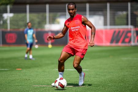 Arthur, lateral-direito brasileiro de 23 anos, deu duas assistências na vitória do Bayer Leverkusen por 7 a 0 sobre o Sportfreunde Baumberg, no primeiro amistoso da pré-temporada 2026/27, no último sábado (18). O brasileiro afirmou que a última temporada foi a melhor desde que chegou à Europa e espera evoluir ainda mais em 2026/27. “As férias foram ótimas para recarregar as energias, mas eu já estava com saudades do dia a dia do clube e da nossa torcida. Consegui manter meus dados físicos na reapresentação e, junto ao grupo, tenho retomado o ritmo de jogo ao longo dos treinamentos. Em termos de números, a minha última temporada foi a melhor desde quando cheguei à Europa e a expectativa para 2026/27 é evoluir ainda mais. Tivemos um primeiro amistoso, pude ser titular e dar duas assistências. Agora vamos continuar a preparação porque, em breve, vão começar as competições e já queremos estar no mais alto nível quando isso acontecer”, destaca Arthur. O jogador iniciou sua quarta temporada no clube alemão após se reapresentar para a pré-temporada. A equipe passa a ser comandada pelo técnico espanhol Carles Martínez Novell. Arthur soma 64 jogos oficiais pelo Bayer Leverkusen, com 2 gols, 6 assistências e 3 títulos conquistados. O Bayer Leverkusen estreia oficialmente na temporada em 22 de agosto, pela Copa da Alemanha, contra o Wehen Wiesbaden. A estreia na Bundesliga será entre os dias 28 e 30 de agosto, diante do Union Berlin, em casa.