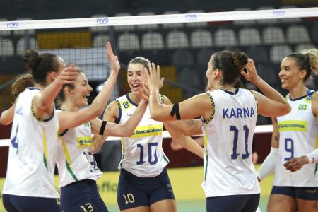 Time do Brasil comemora ponto sobre o Chile na Copa Sul-Americana de Vôlei