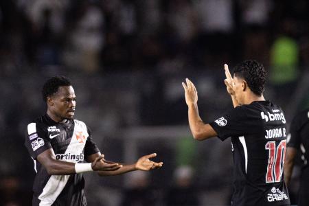 Andrés Gómez comemora gol pelo Vasco com Rojas, em São Januário