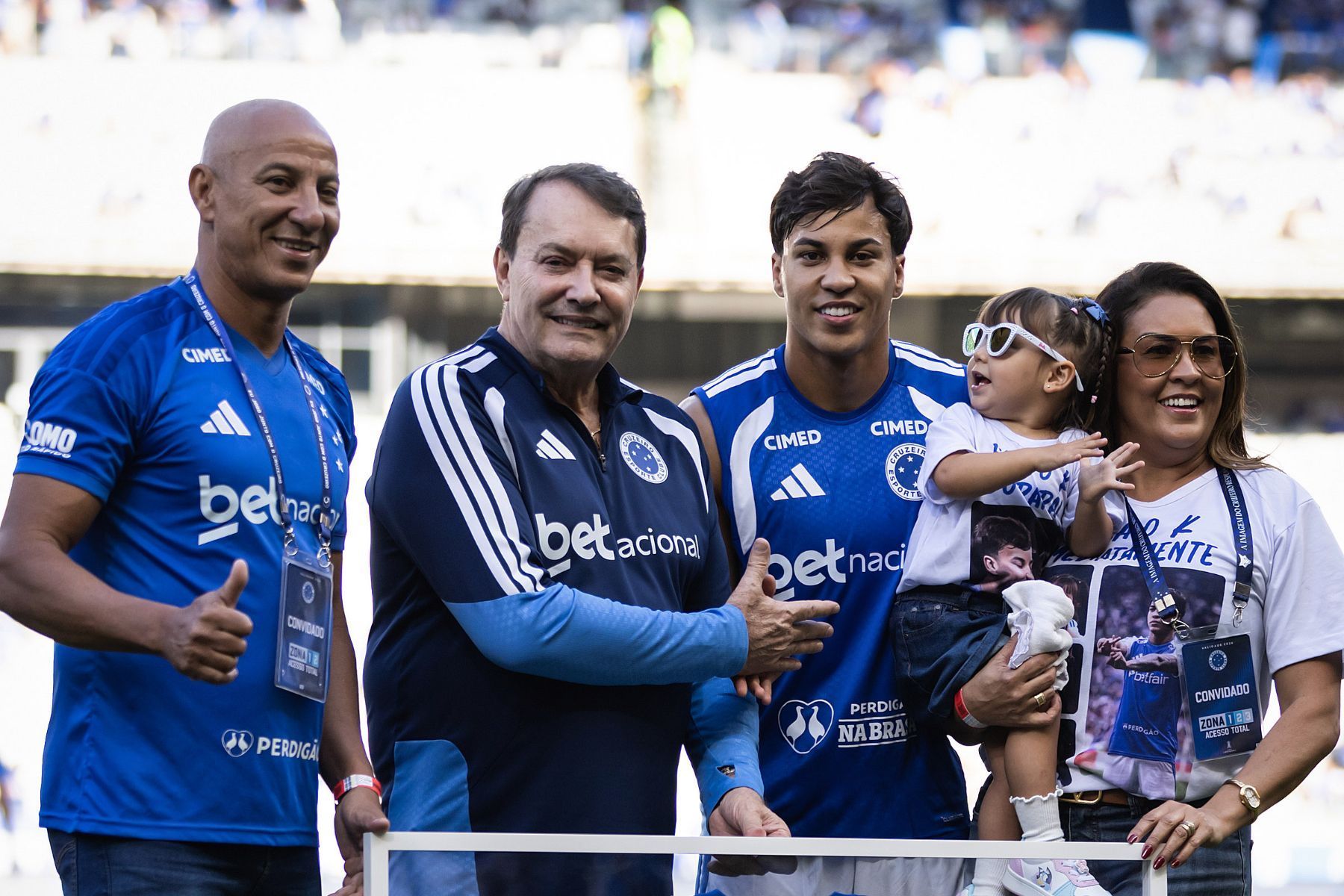 Kaio Jorge recebe homenagem especial de Pedrinho por marca alcançada no Cruzeiro