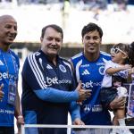 Kaio Jorge recebe homenagem especial de Pedrinho por marca alcançada no Cruzeiro