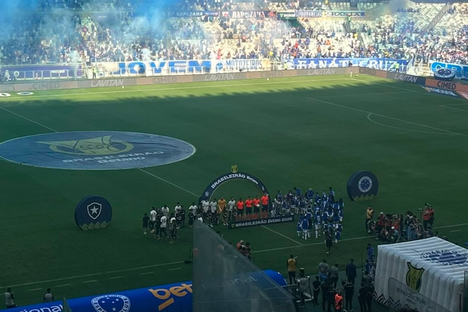 Versão 'diferente' do Hino Nacional no Mineirão irrita torcedores do Cruzeiro; entenda