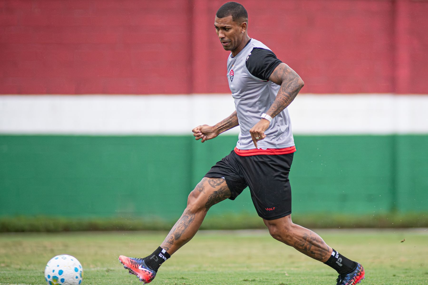 Emprestado pelo Cruzeiro, Walace estreia pelo Vitória na derrota para o Remo; veja números