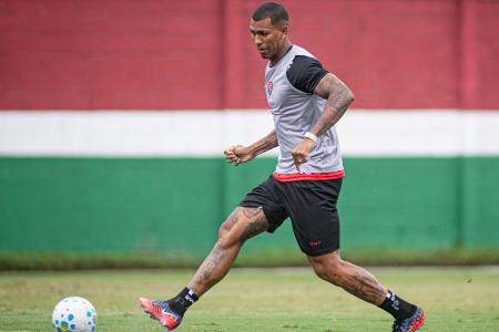 Walace, em treino pelo Vitória