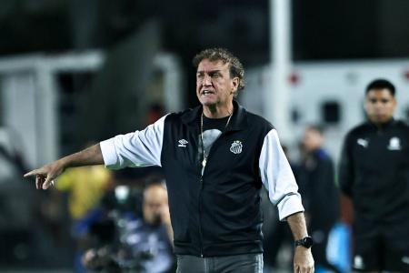 O técnico Cuca durante partida do Santos na Copa Sul-Americana