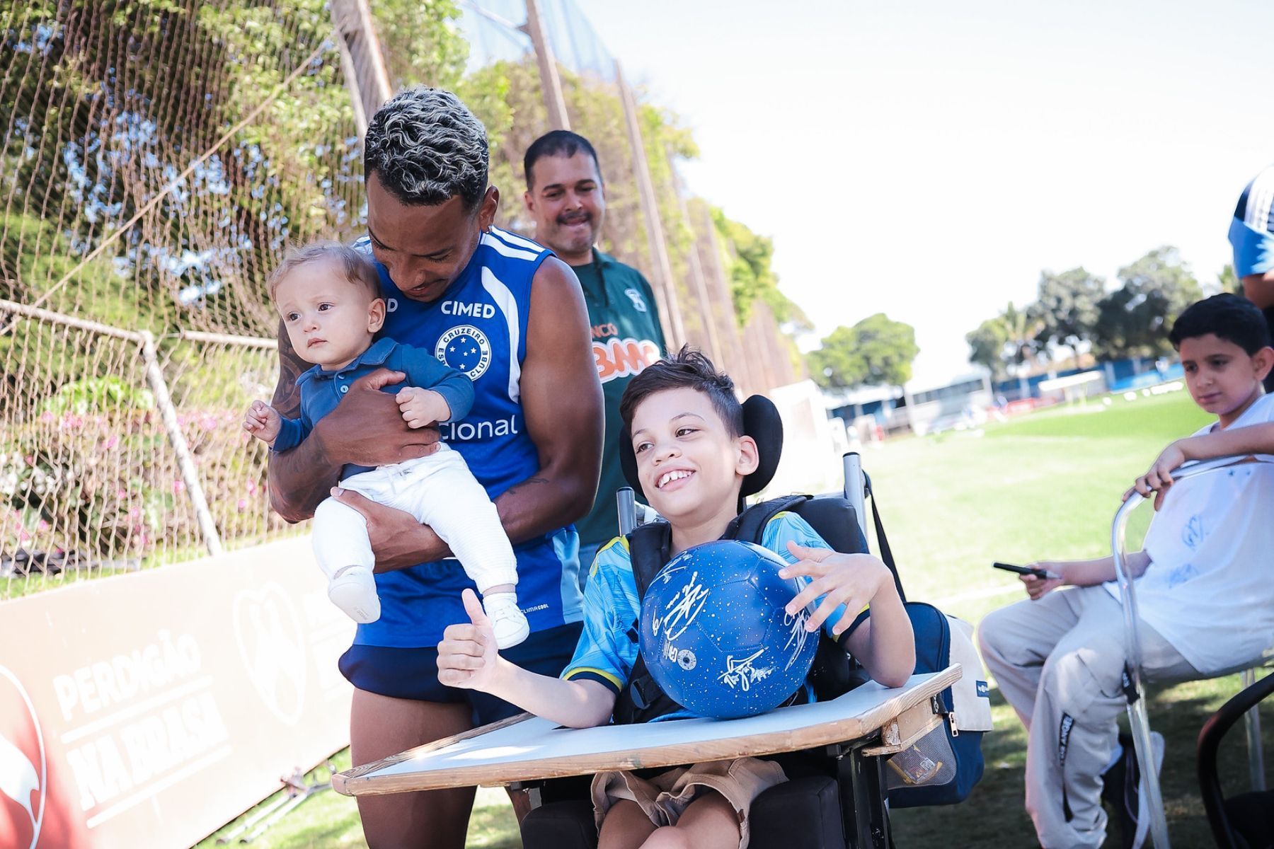 Elenco do Cruzeiro recebe visita especial na Toca da Raposa: 'Emocionados'