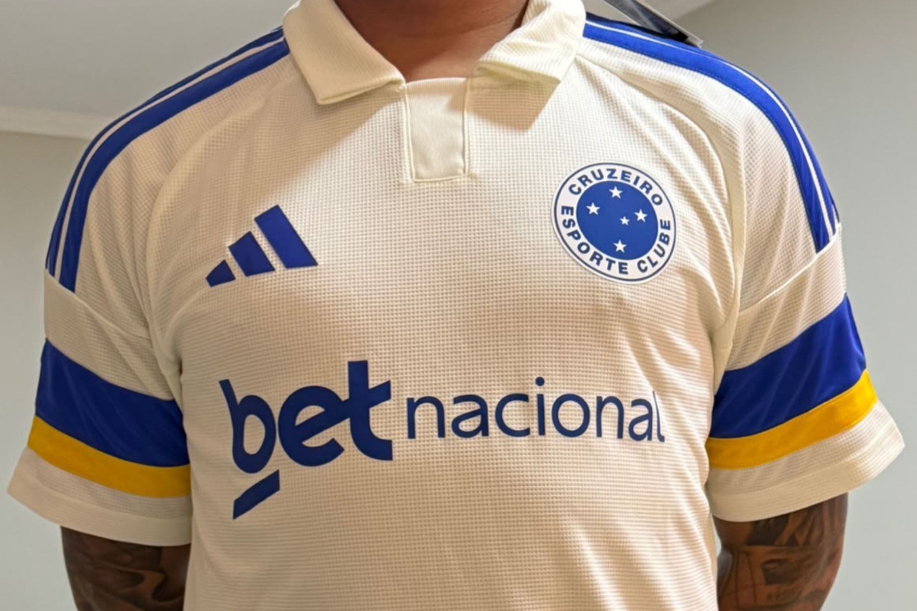 Cruzeiro prepara lançamento de terceiro uniforme; veja o modelo