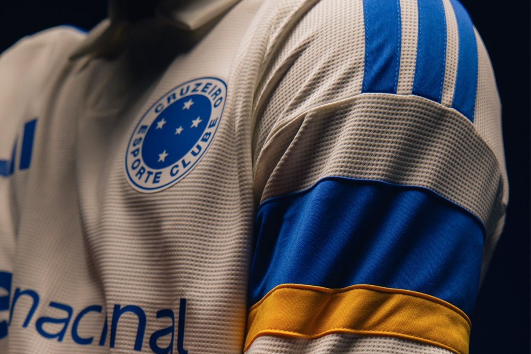 Cruzeiro detalha novo terceiro uniforme e revela data de lançamento; veja