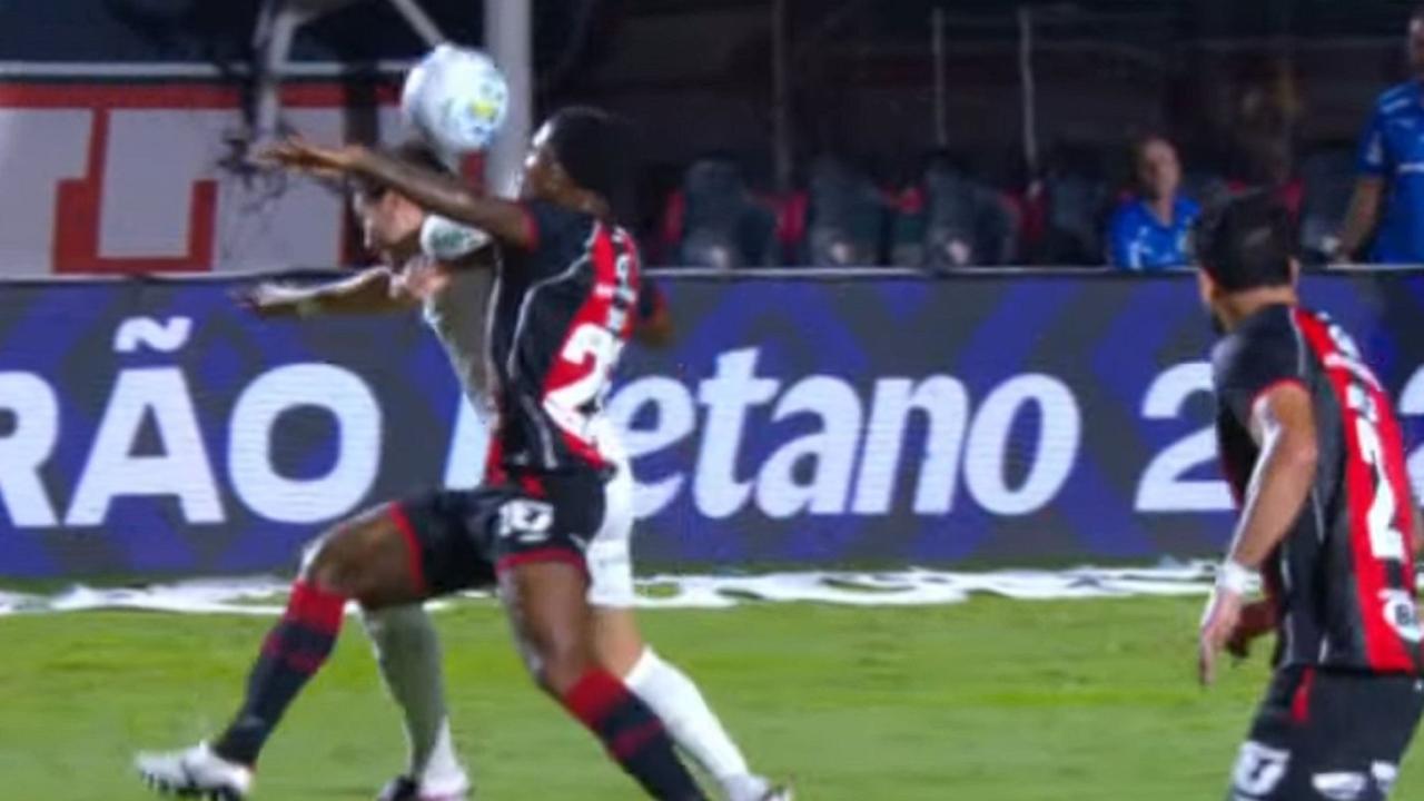 Comentarista da Globo vê expulsão em cotovelada de Maurício