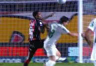 Cacá, do Vitória, teve cinco pontos no queixo após cotovelada de Maurício, do Palmeiras