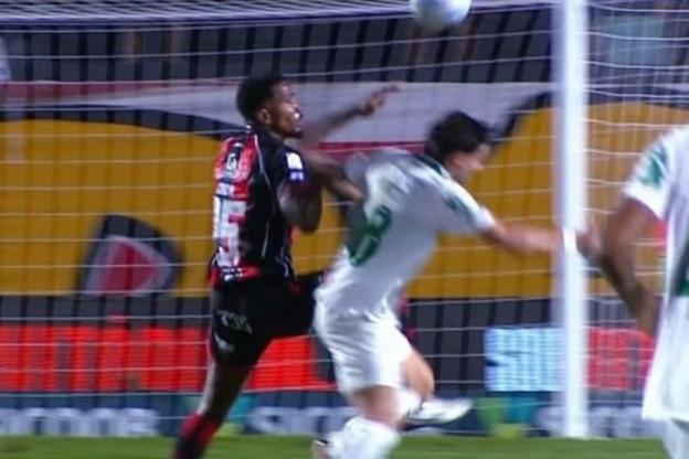 Cacá, do Vitória, teve cinco pontos no queixo após cotovelada de Maurício, do Palmeiras