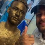 Neymar é homenageado com busto e estátua pelo Santos e reage: ‘Sempre quero o melhor’