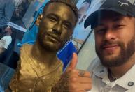 Neymar é homenageado com busto e estátua pelo Santos e reage: ‘Sempre quero o melhor’