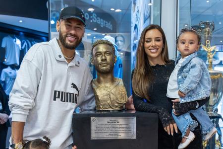 Neymar e a família no anúncio das homenagens • Divulgação/Neymar
