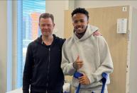 De Militão a Bola de Ouro: médico que fará cirurgia de Sinisterra tem currículo de peso