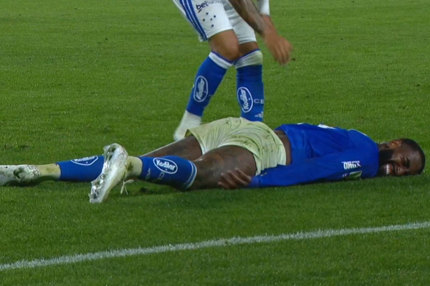 Gerson sente dores, deixa partida contra o Coritiba e preocupa no Cruzeiro