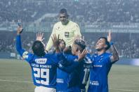 Matheus Pereira decide, Cruzeiro vence o Coritiba e ganha posições no Brasileirão
