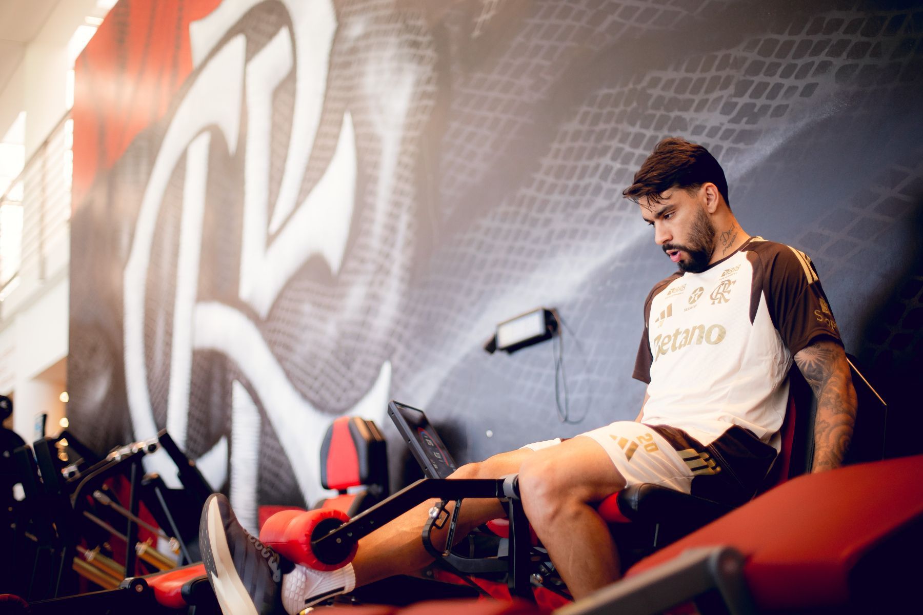 Em tratamento de lesão muscular, Lucas Paquetá vai ao Ninho do Urubu