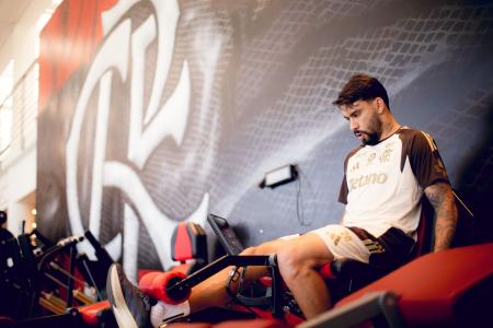 Lucas Paquetá antecipou a volta ao Flamengo para tratar a lesão
