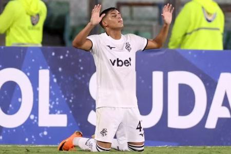 Kadu estreou em competições internacionais contra o Caracas, antes da pausa para a Copa do Mundo