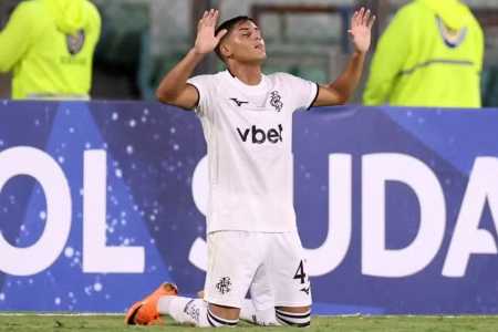 Kadu estreou em competições internacionais contra o Caracas, antes da pausa para a Copa do Mundo