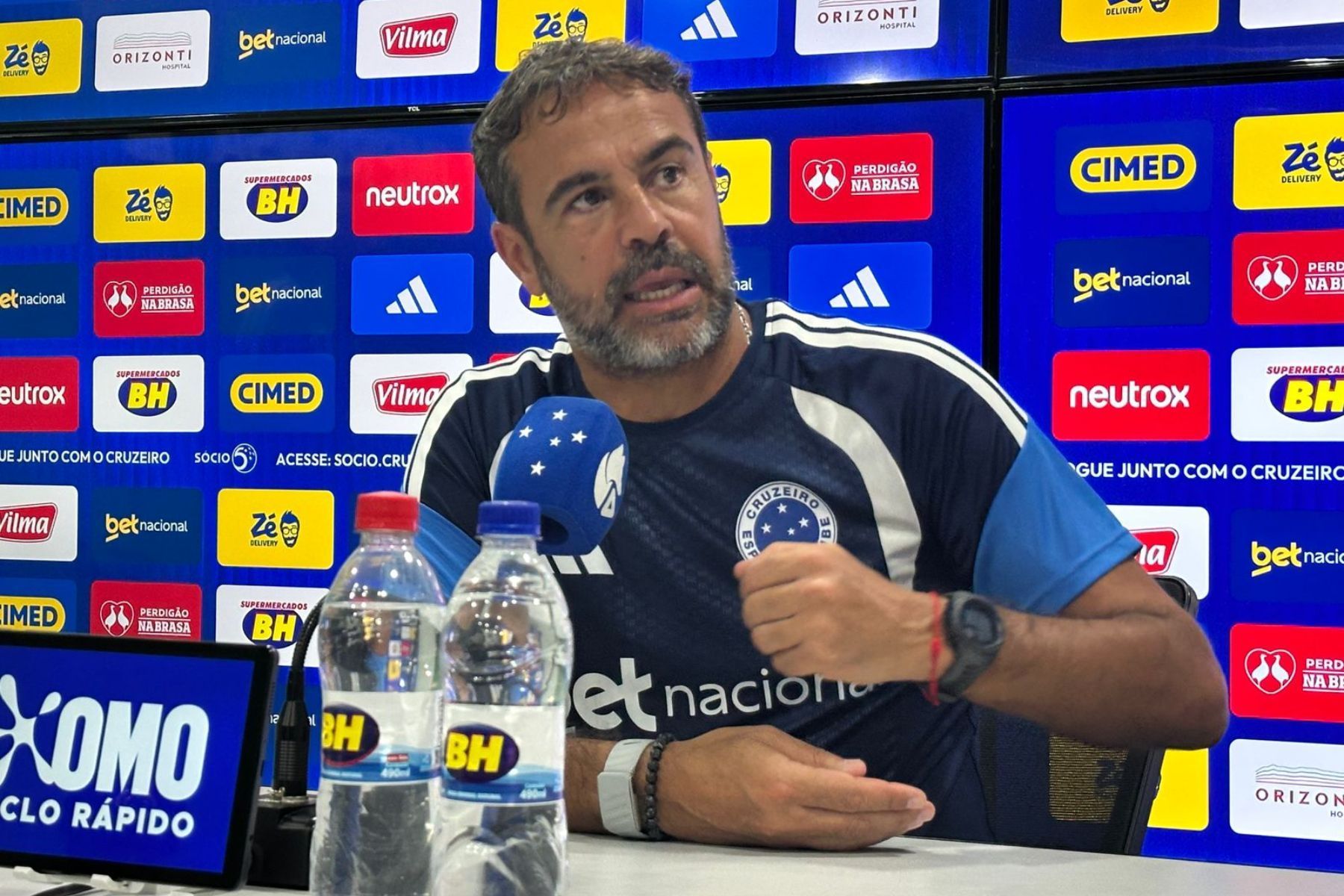 Artur Jorge cita 'assédio' do mercado a jogadores do Cruzeiro: 'Me preocupou'
