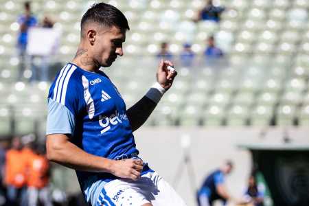 Gabriel Rojas estreou pelo Cruzeiro em amistoso contra o Defensor-URU • Gustavo Aleixo/Cruzeiro