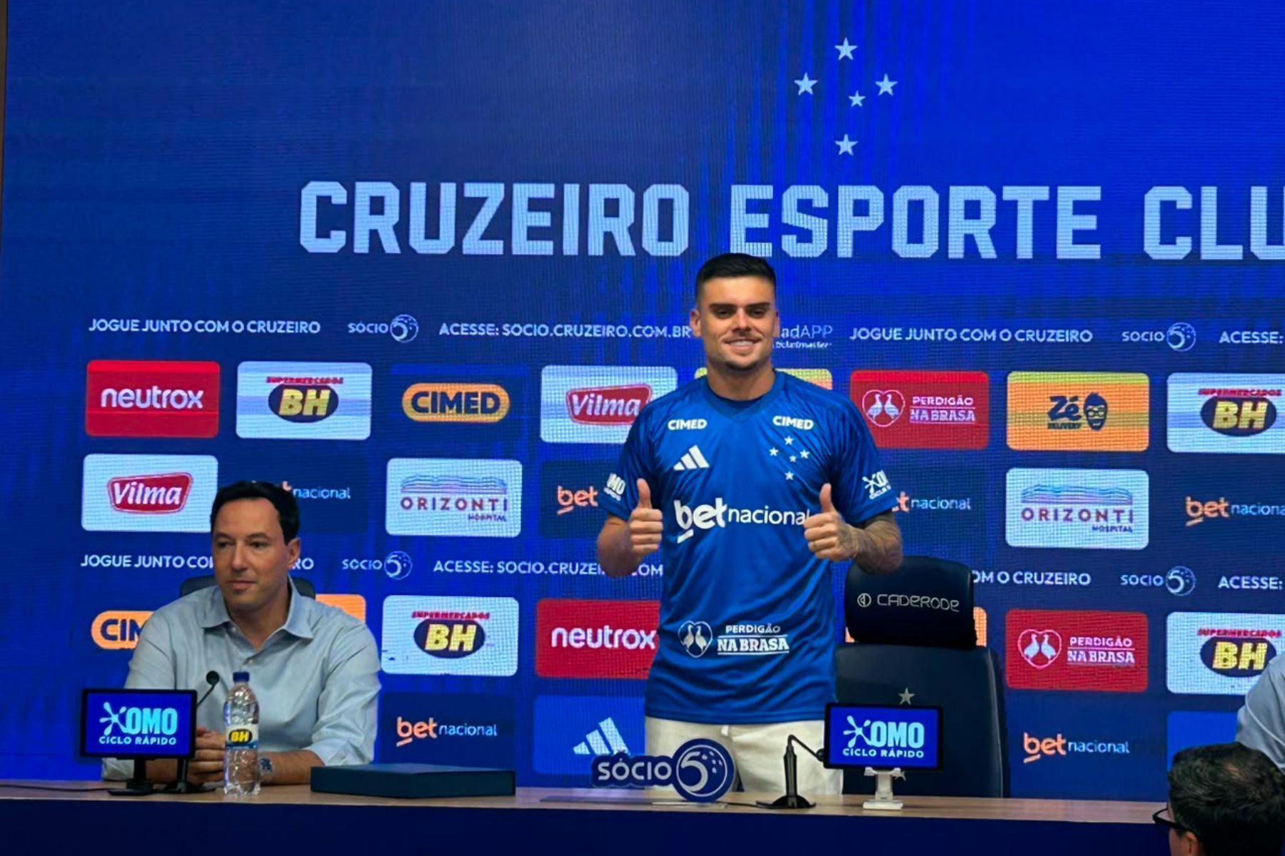 Apresentado, Gabriel Pec rasga elogios à torcida do Cruzeiro: 'Pesou na escolha''