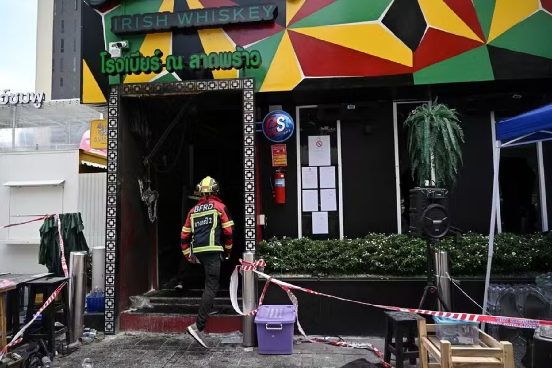 Tragédia na Tailândia: número de mortos em incêndio de bar em Bangkok sobe para 33