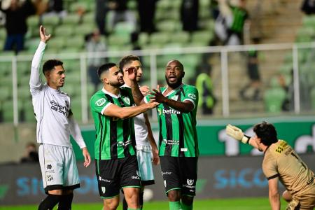 América levou gol no fim e empatou com o Ceará no Independência