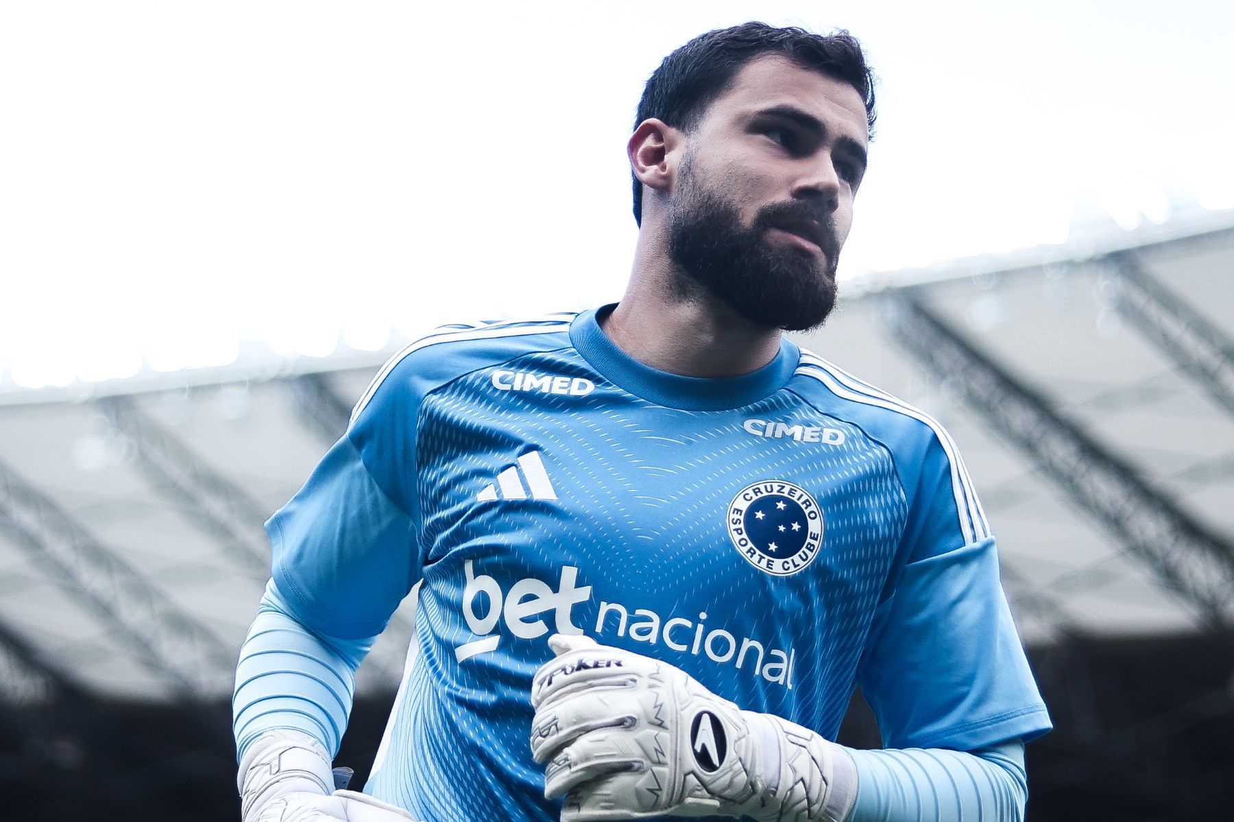 Negociado, goleiro do Cruzeiro desembarca em Porto Alegre para assinar com o Inter