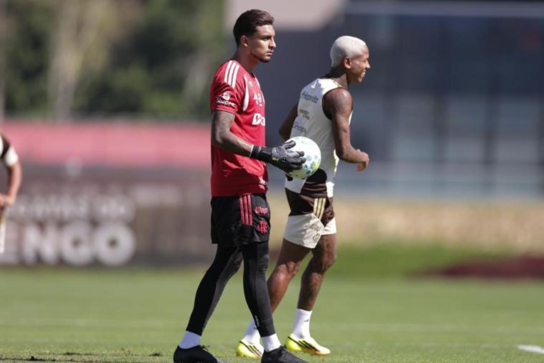 Goleiro do Flamengo busca espaço e celebra marca no clube