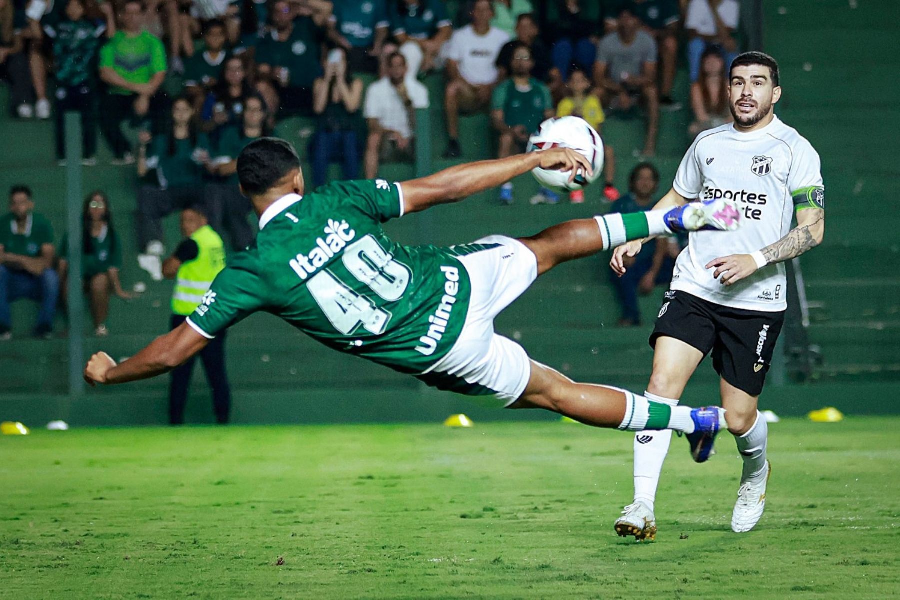 Com golaço de voleio, Goiás vence Ceará e se aproxima do G6 da Série B